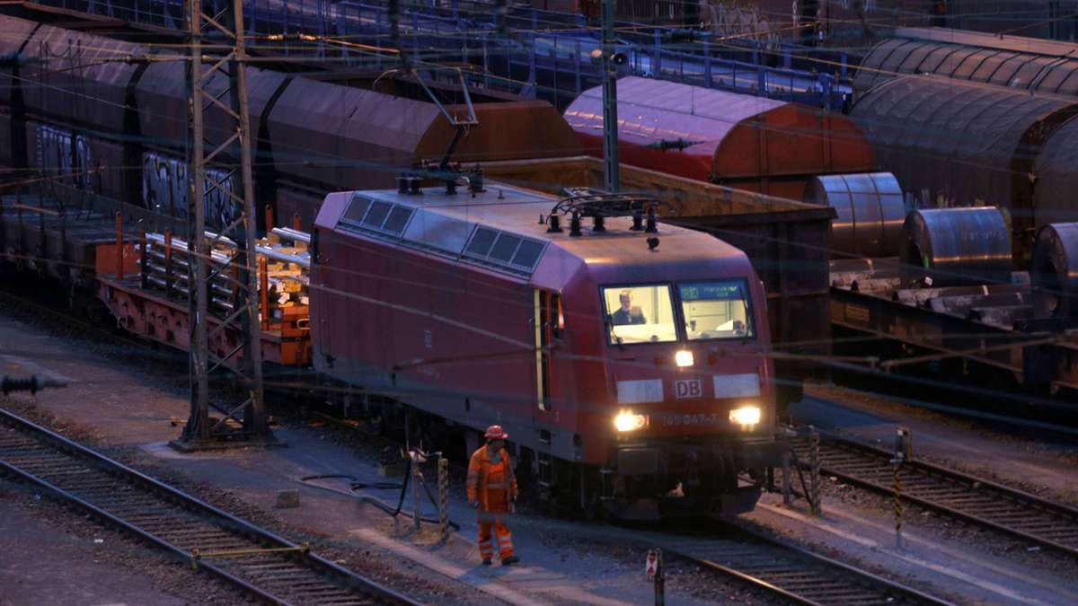 Bahnen fahren nicht: Streik stellt auch Industrie vor Probleme