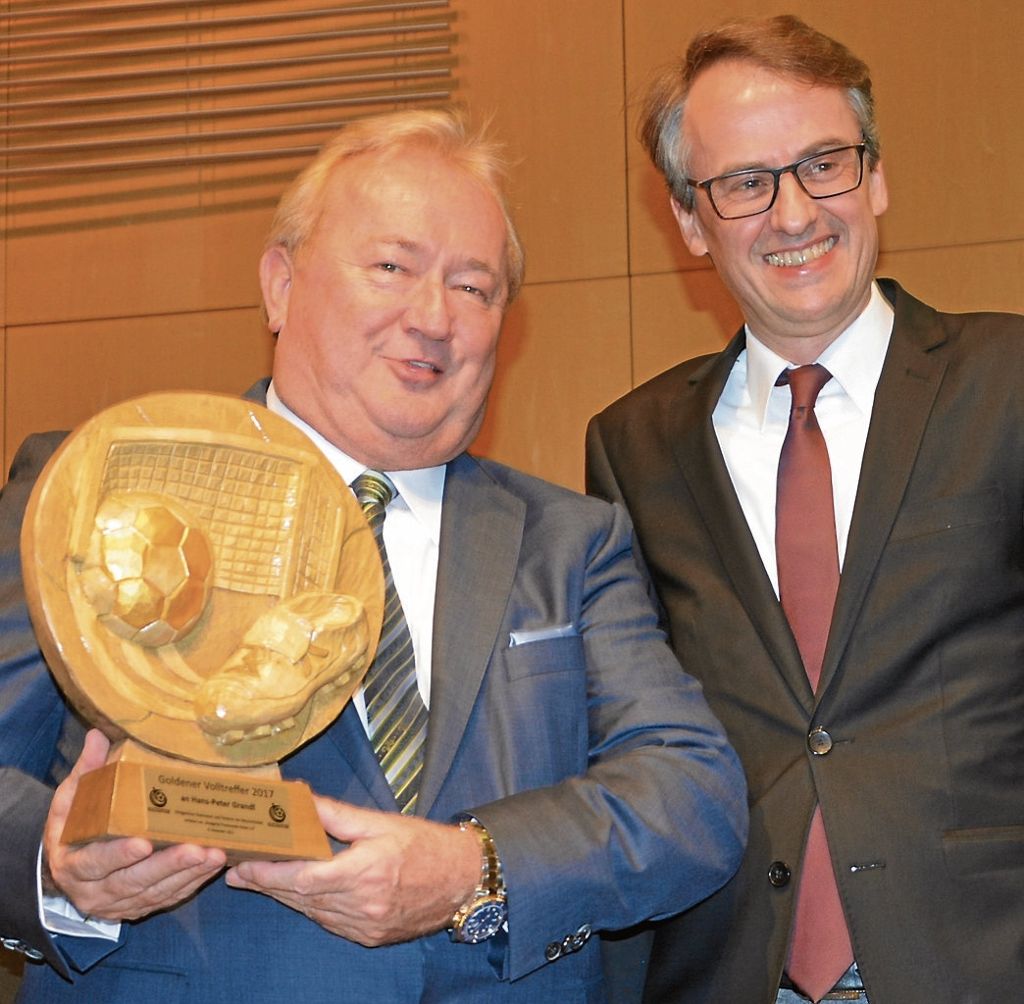 Stuttgarter Prominenten-Kicker ehren Hans-Peter Grandl mit „Goldenem Volltreffer“: „Schwäbischer Oskar“ für Festwirt