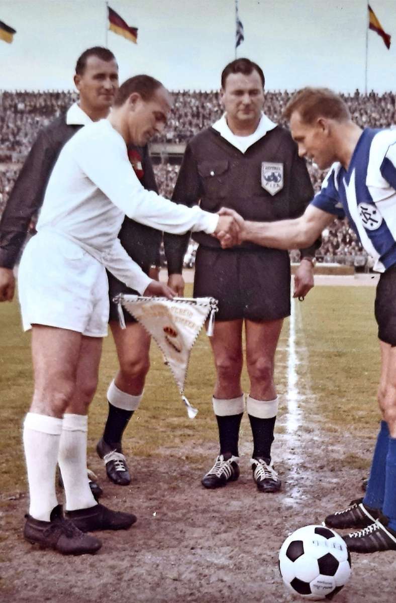 Der Handschlag vor Spielbeginn zwischen den beiden Mannschaftskapitänen Ludwig Hinterstocker (Stuttgarter Kickers) und Alfredo die Stefano (Real Madrid).