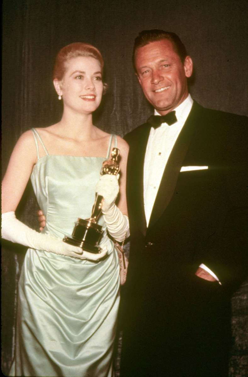 Als Grace Kelly 1955 ihren Oscar für „Ein Mädchen vom Lande“ gewann, waren die meisten Bilder noch schwarz-weiß. Deshalb weiß kaum einer, welche Farbe ihr Givenchy-Kleid hatte. Es war mintgrün.