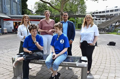 Janine Wagner, Dagmar Wenzel,  Peter Drausnigg, Yvonne Hummel (stehend von links), Lena Jeutter (sitzend links) und Kathrin Knas testen Untertürkheims Solarbank. Foto: M. Kuhn)