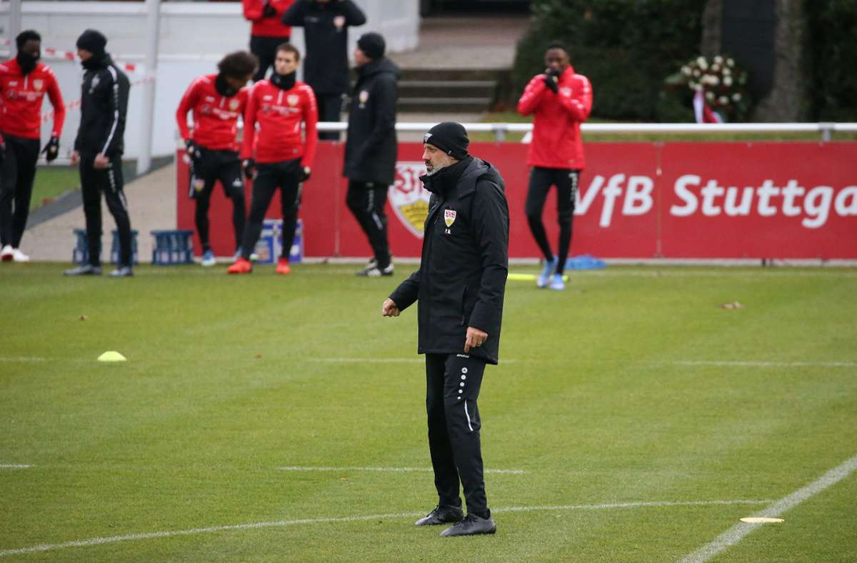 Trainingsauftakt: Bei nasskaltem Wetter versammelte Cheftrainer am Dienstagnachmittag seine Schützlinge, um sie auf das Heimspiel gegen Hertha BSC am Sonntag einzustimmen.