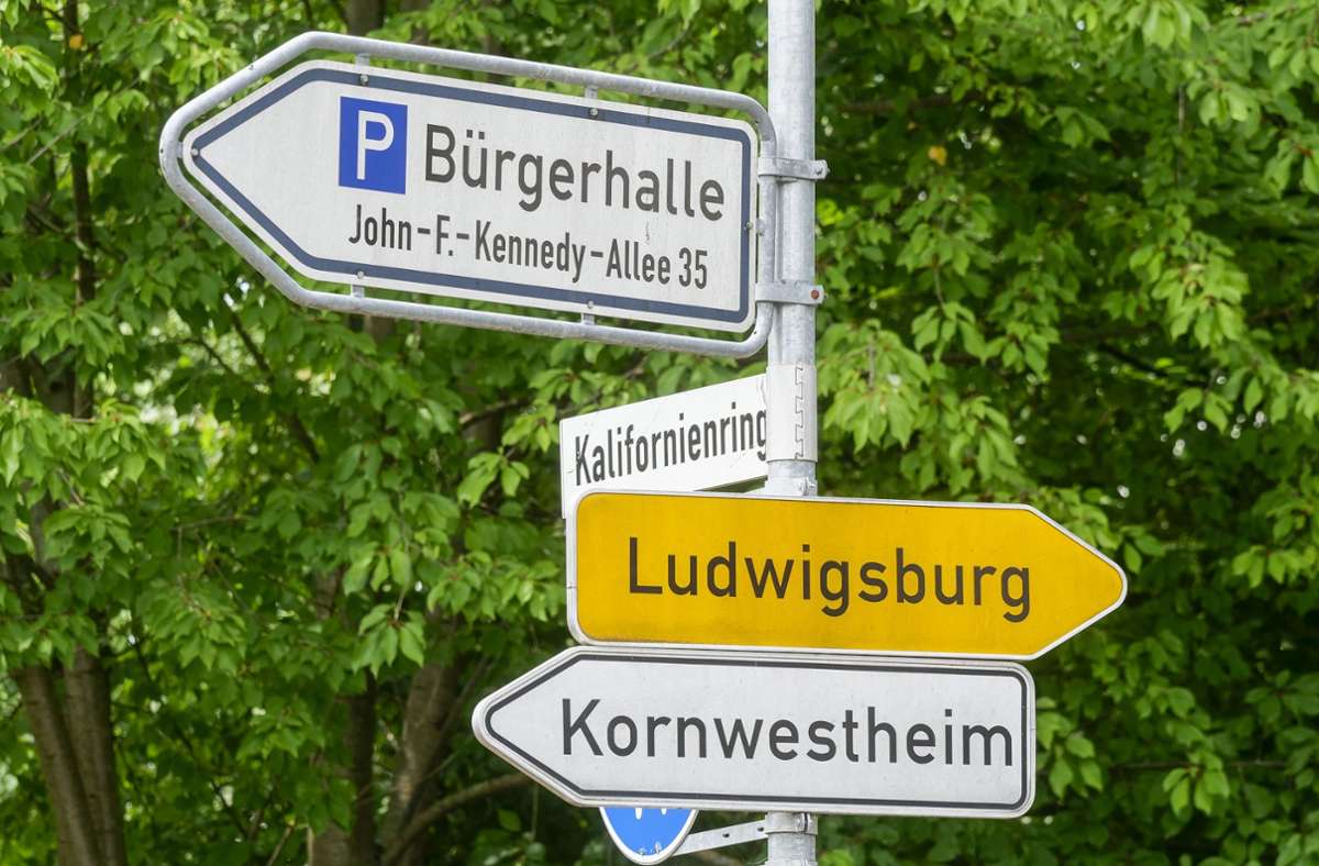 Schilder weisen auf die Nähe zu Kornwestheim, Ludwigsburg und den  Remsecker Stadtteilen hin.