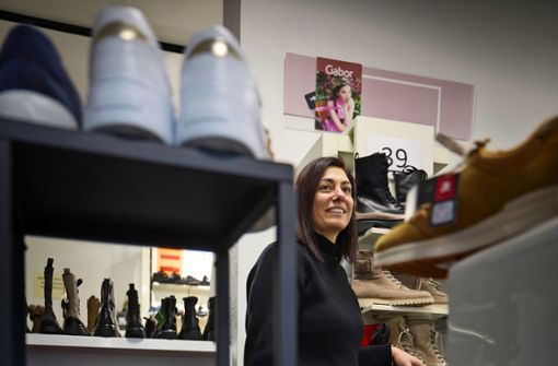 Inhaberin Maria Pirone schließt schweren Herzens ihr Schuhfachgeschäft. Foto: Gottfried Stoppel