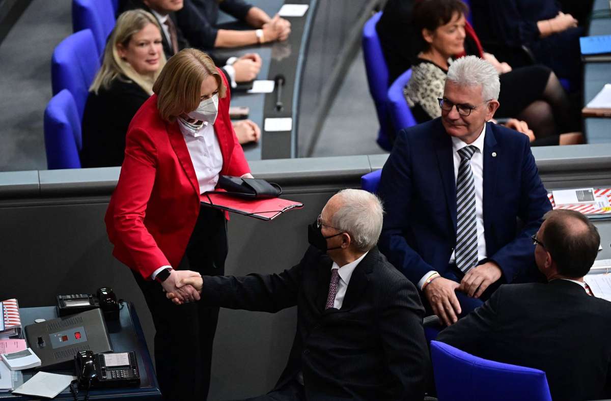 Der bisherige Bundestagspräsident Wolfgang Schäuble (CDU) übergibt symbolisch per Handschlag an seine Nachfolgerin Bärbel Bas (SPD). Foto: AFP/TOBIAS SCHWARZ