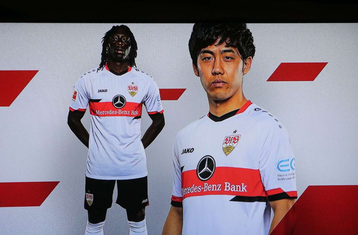 Kapitän Wataru Endo vor Mittelfeldspieler Tanguy Coulibaly.