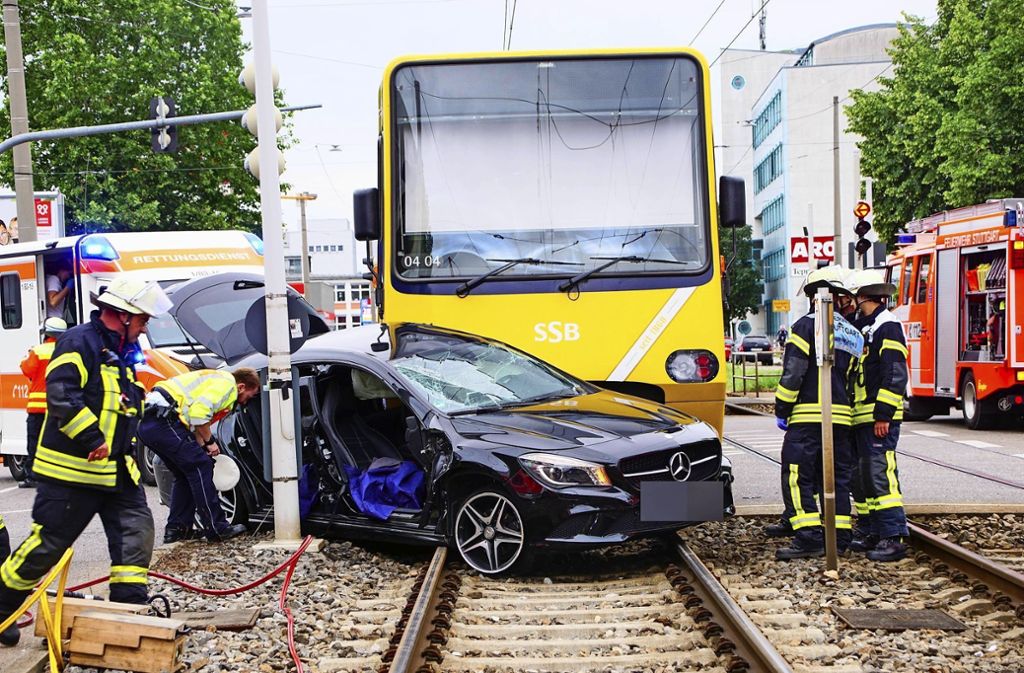 Stadtbahnunfall in der  Ulmer Straße –  Drei verletzte Personen: Ampeln verwechselt