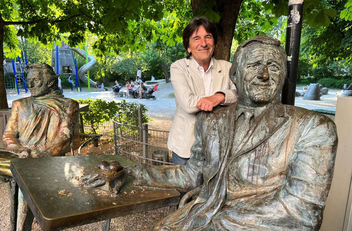 Schau wie i schau: Martin Kain alias Monaco Martl mit einer Bronzeplastik von Helmut Fischer, dem Monaco Franze.