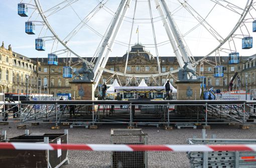 Für die Silvesterparty hat der Aufbau der Bühne, die auf dem Schlossplatz  vor dem Riesenrad steht, begonnen. Foto: Lichtgut/Max Kovalenko