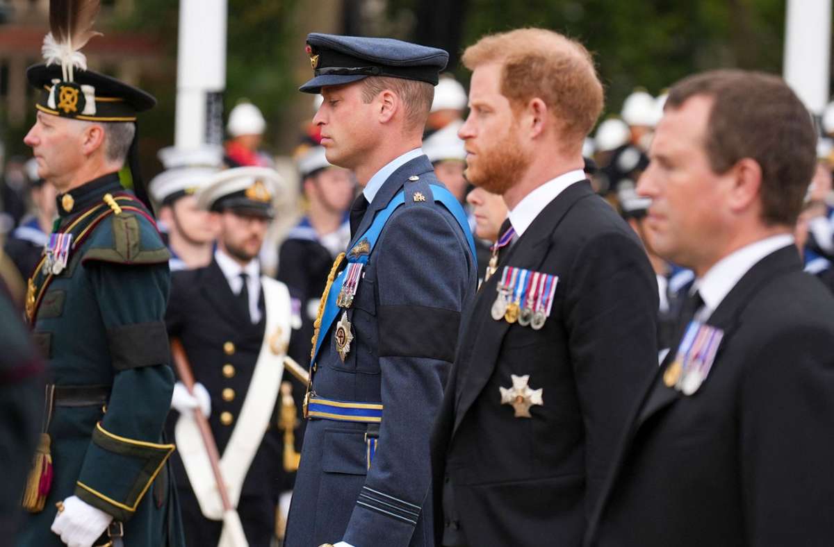 Prinz Harry (Mitte) trug Cutaway, sein Bruder William Uniform. Foto: AFP/EMILIO MORENATTI