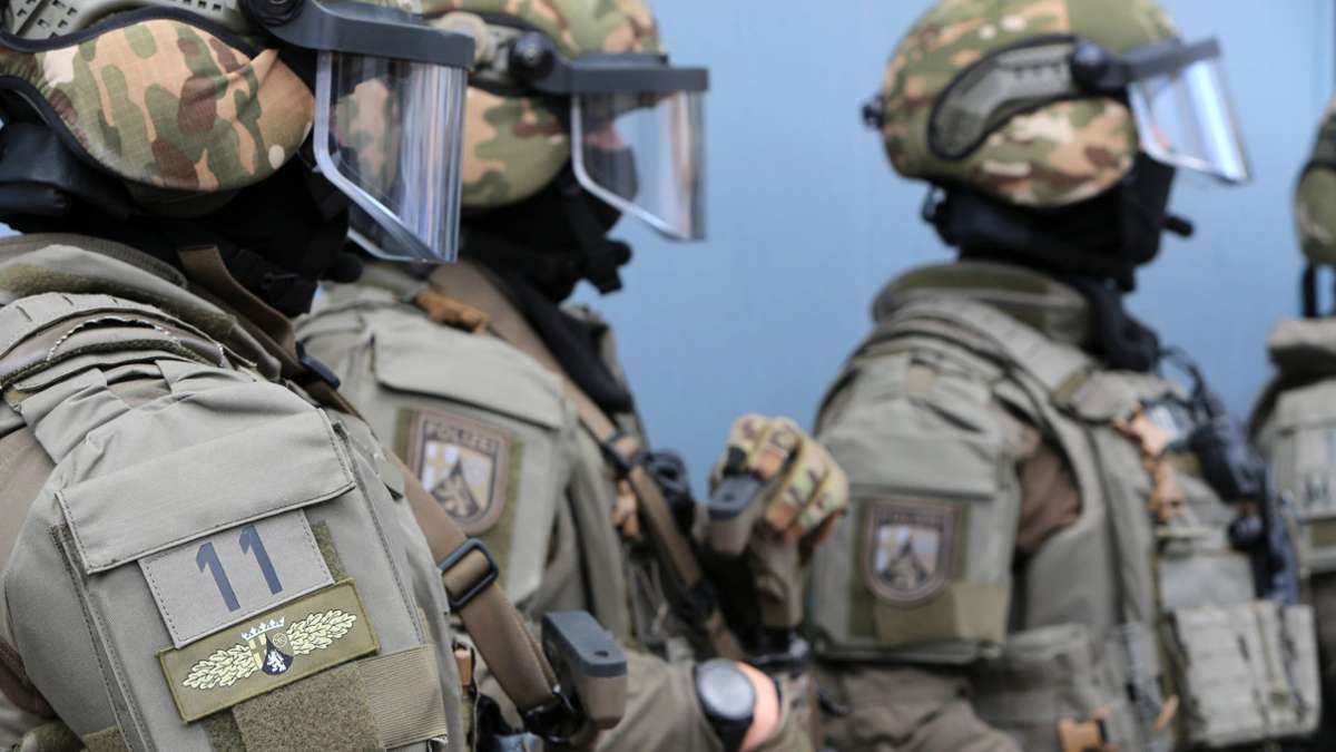 Polizei aus Hannover: Spezialeinheit beschlagnahmt 40 halbautomatische Waffen