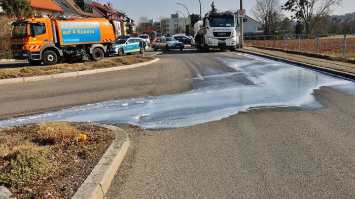 Tausende Liter Milch ergießen sich auf Fahrbahn – Straße gesperrt