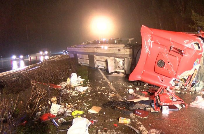 Unfall auf A27 in Niedersachsen: Tank-Lastwagen kracht in Leitplanke und kippt um - Autobahn lange gesperrt