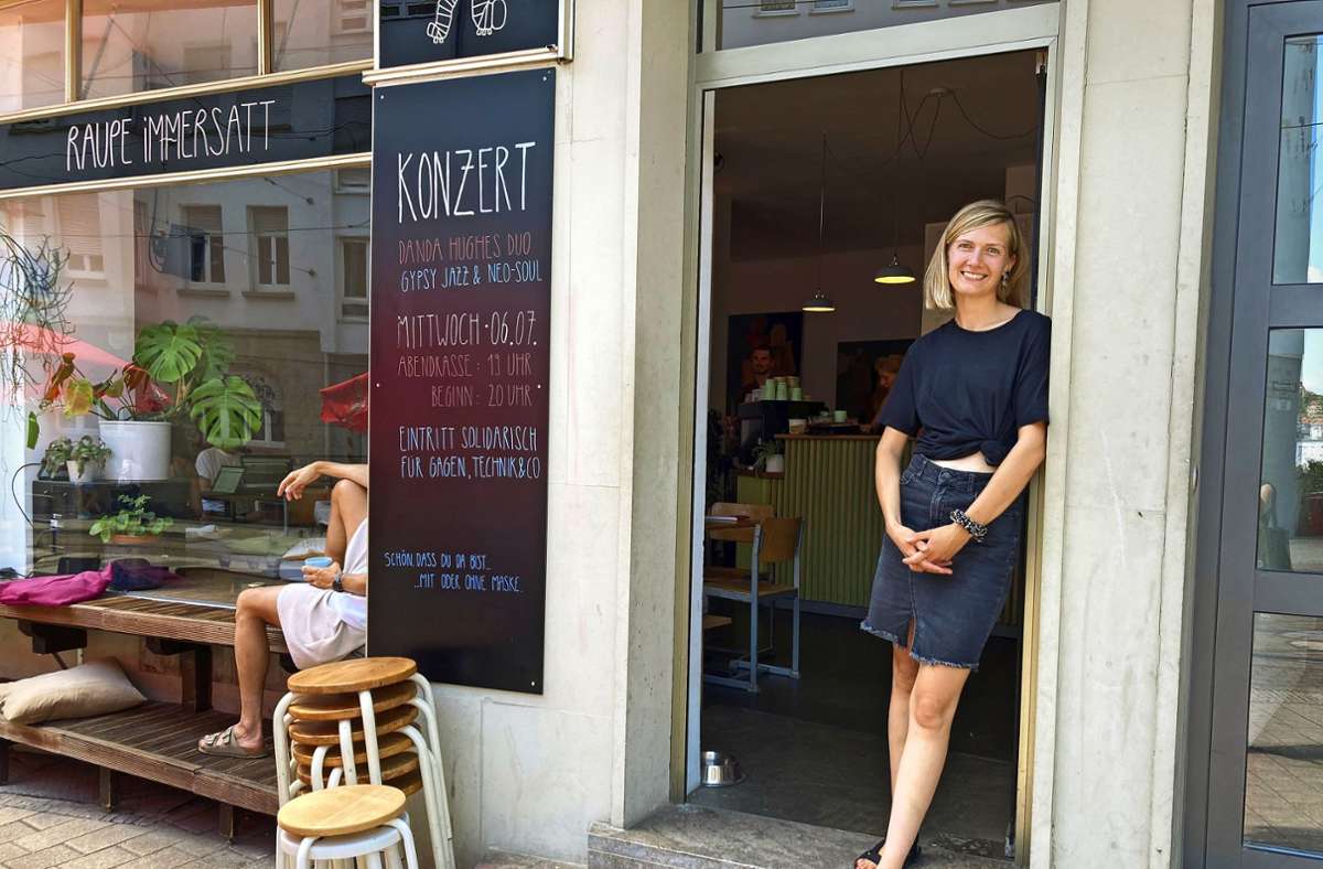 Katrin Scherer vor dem Café Raupe Immersatt am Hölderlinplatz Foto: /Carolin Klinger