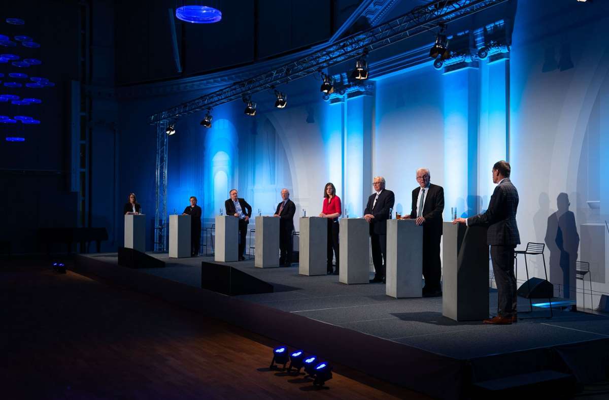 Ohne Publikum, dafür auf fast zehn Meter verteilt, trafen sich die Kandidaten bei der Podiumsdiskussion. Foto: LICHTGUT/Leif Piechowski/Leif Piechowski