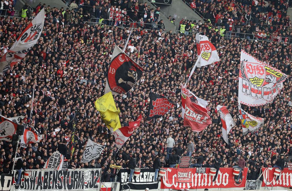 Banner bei VfB Stuttgart gegen SV Sandhausen: VfB-Ultras solidarisieren sich mit KSC-Anhängern