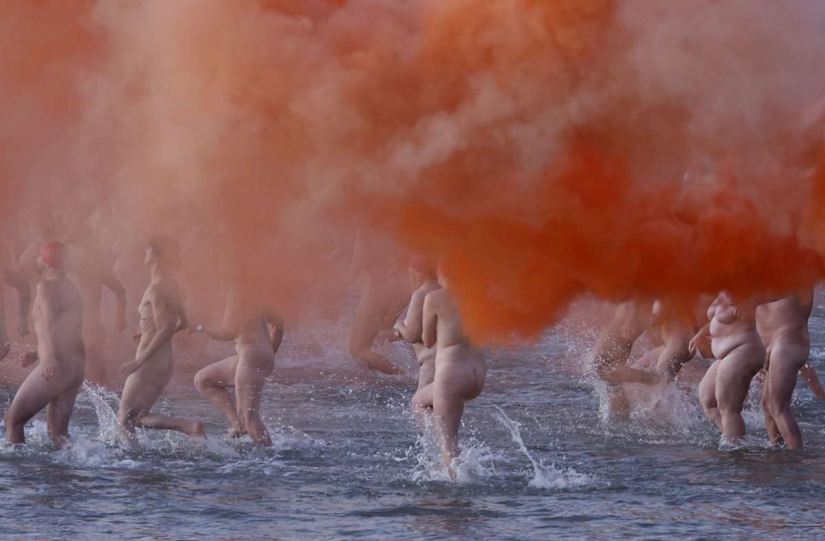 Tausende Schwimmer auf der australischen Insel Tasmanien haben sich nackt in bitterkaltes Wasser gestürzt. Foto: dpa/Rob Blakers