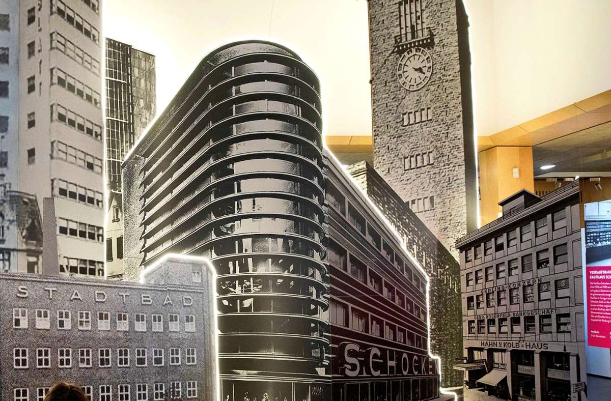 Blick in die Ausstellung „Stuttgart Twenties“ von 2022 und eine Fotomontage – mittig das Schocken, das Gebäus mit dem dynamisch gerundeten Glastreppenhaus.