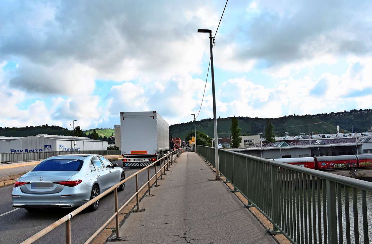 Eine Leichtbaubrücke, die  neben den Otto-Hirsch-Brücken verläuft, würde Fußgängern die Neckarüberquerung erleichtern und die Aufenthaltsqualität steigern.