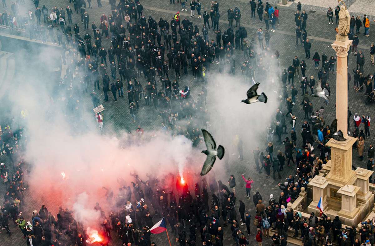 Proteste gegen Corona-Maßnahmen: Wasserwerfer und Tränengas  – Krawalle bei Demo in Prag