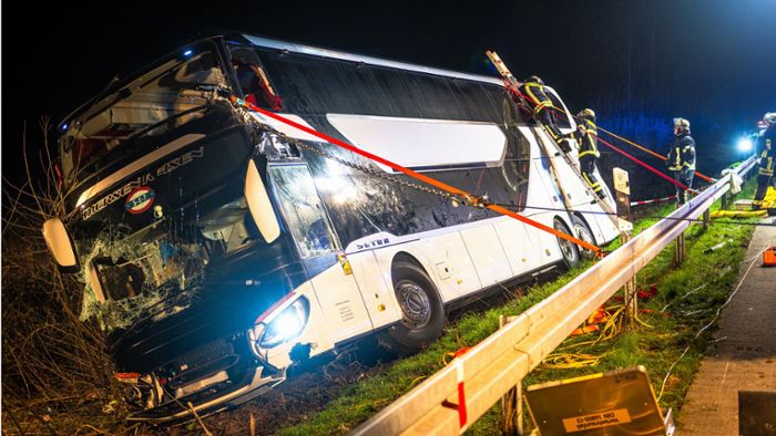 Erneut schwerer Busunfall mit vielen Verletzten