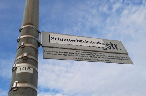 Schlotterbeck statt Hindenburg: Überklebtes Straßenschild in Fellbach. Foto: Dirk Herrmann