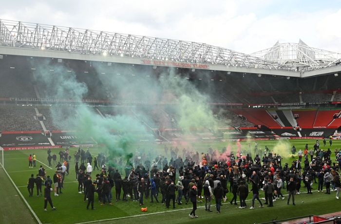Vor Partie gegen Liverpool: Manchester United-Fans stürmen Old Trafford
