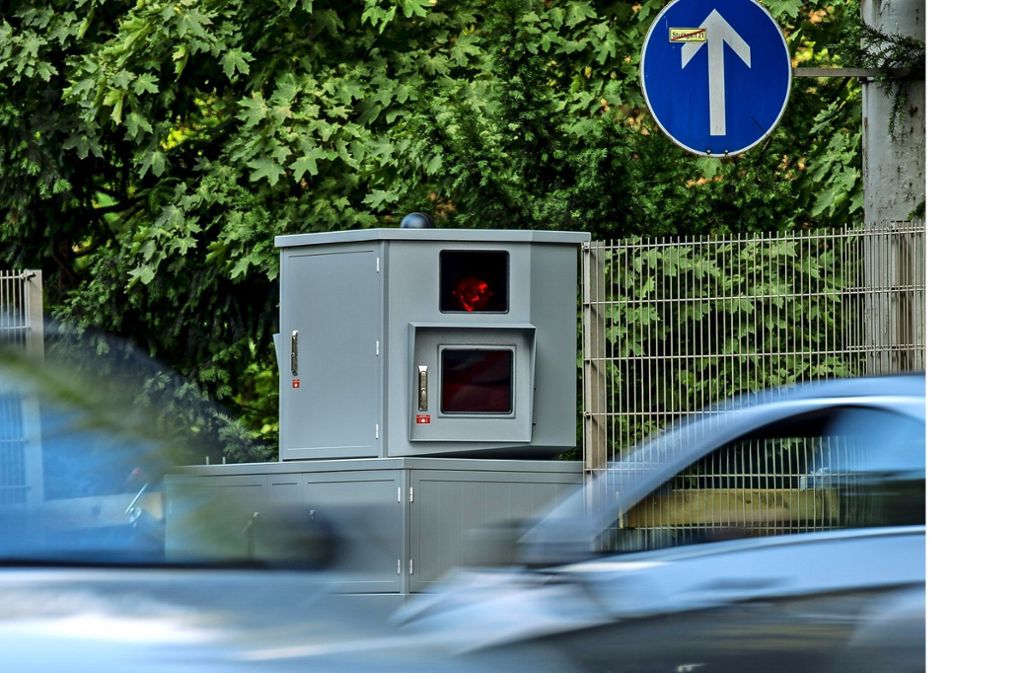 Ein mobiler Blitzer auf einem Anhänger ist in Stuttgart erfolgreich: Es blitzt und blitzt am Neckartor