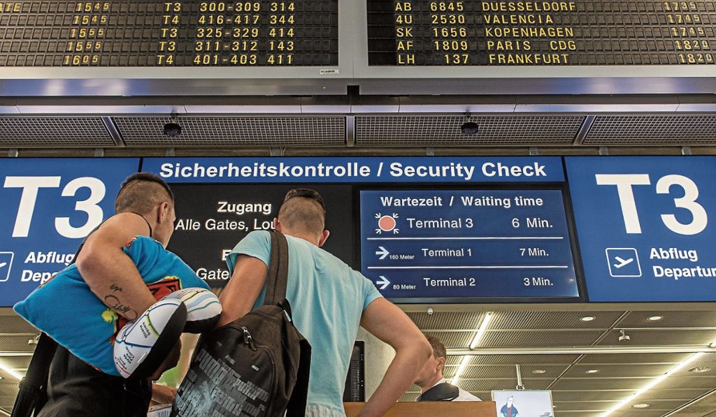 Reisende sollten am Flughafen genügend Zeit einplanen: 150 000 Fluggäste zu Ferienbeginn