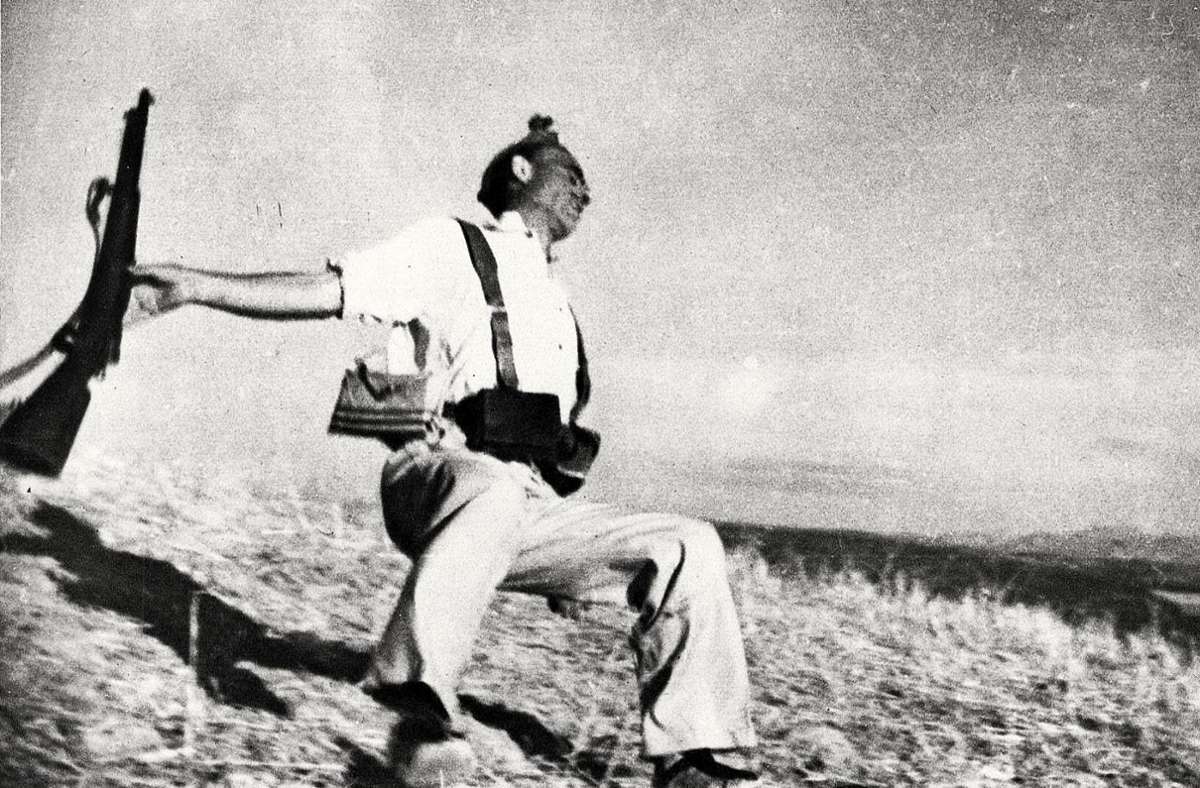 „Loyalistischer Soldat im Moment des Todes“ – aufgenommen 1936 während des Spanischen Bürgerkriegs von Robert Capa mit einer Leica. Foto: imago/Kharbine Tapabor