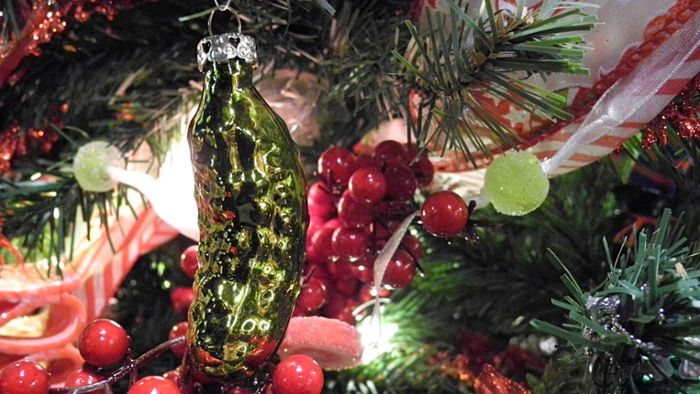 Was bedeutet die grüne Gurke im Weihnachtsbaum?