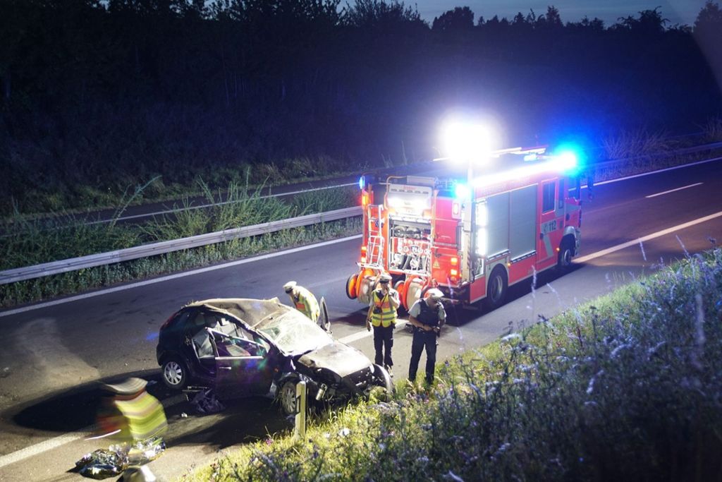 Ursache war ein geplatzter Reifen: Auto überschlägt sich mehrfach in Fellbach