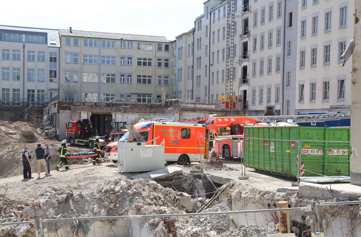 Abrissarbeiten in Bonn: Arbeiter auf Baustelle verschüttet - Stundenlange Rettungsaktion