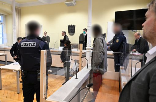 Der 32-jährige Angeklagte steht im Gerichtssaal, als das Schwurgericht den Saal betritt. Foto: dpa/Felix Kästle