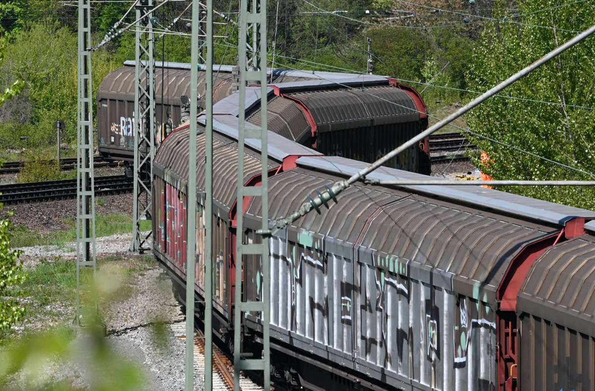 Bahnstrecke zwischen Wörth und Karlsruhe: Waggons entgleist – Bahnstrecke gesperrt