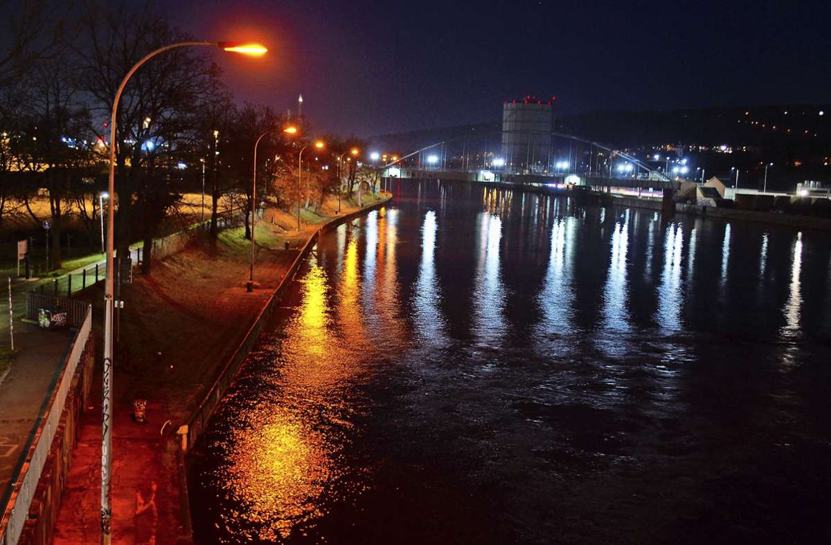Schleuse in Bad Cannstatt: Lichtverschmutzung auf dem Neckar vermeiden