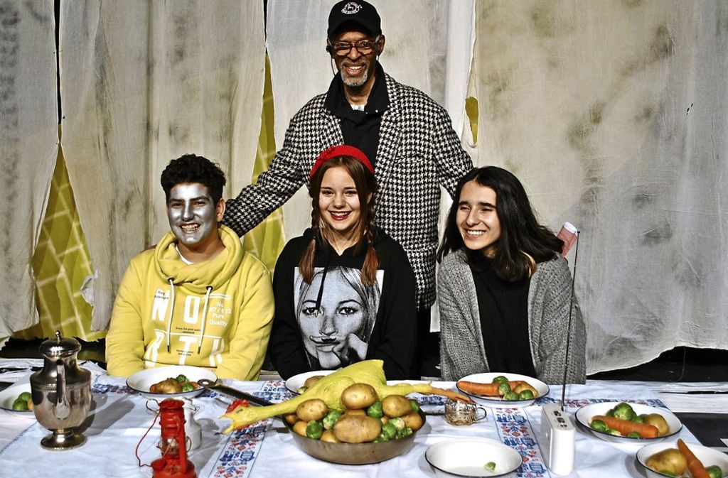 Ray Lynch mit drei Hauptdarstellern von „The Wiz“: Amr Ramal als Blechmann,  Justine Klaiber  alias  Dorothy, und Luca Sieberath  als Fee Glinda (v.l.). Foto: Hauptmann -  Hauptmann