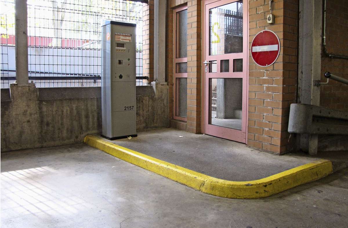 Der Parkscheinautomat im Erdgeschoss ist nicht behindertengerecht erreichbar. Foto: ede