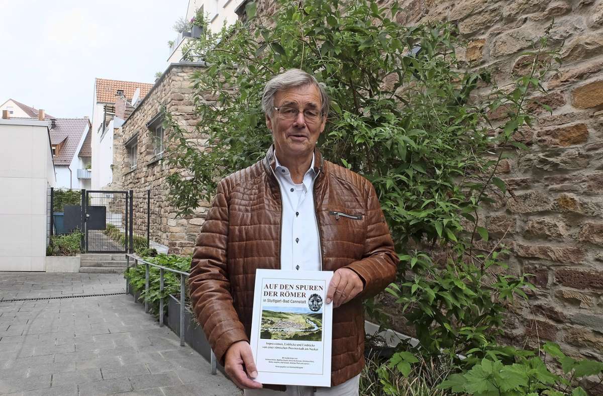 Herausgeber Eberhard Köngeter zeigt das neue   Römer-Buch. Foto: Iris Frey