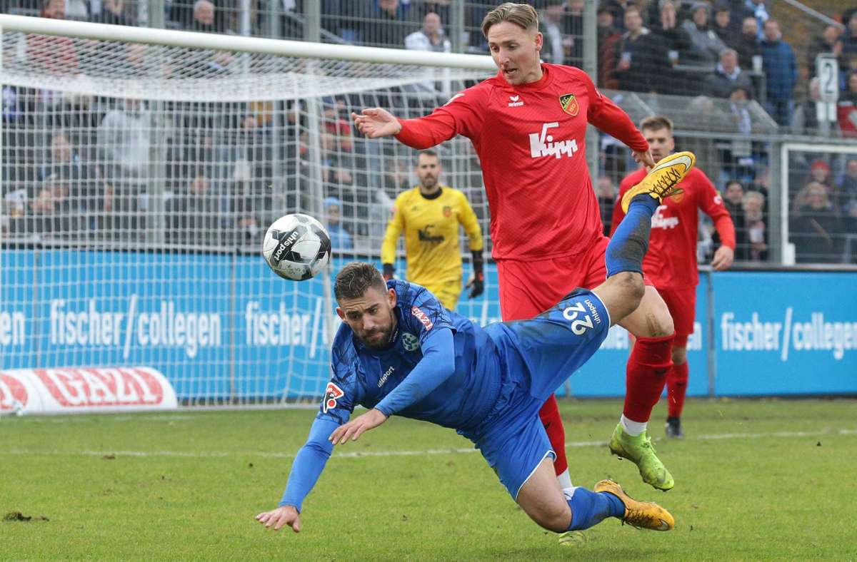 Es ging hoch her in den Strafräumen – hier zeigt Kickers-Stürmer David Braig eine Flugeinlage gegen Holzhausens Andrej Schlecht.