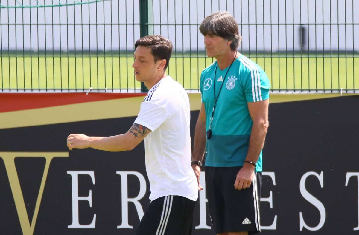 Nach Aus bei der EM 2021: Joachim Löw glaubt an Aussprache mit Mesut Özil