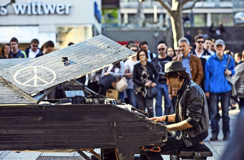Spielverbot für Davide Martello: Fans des Pianisten   sind wütend    aufs  Stuttgarter Ordnungsamt