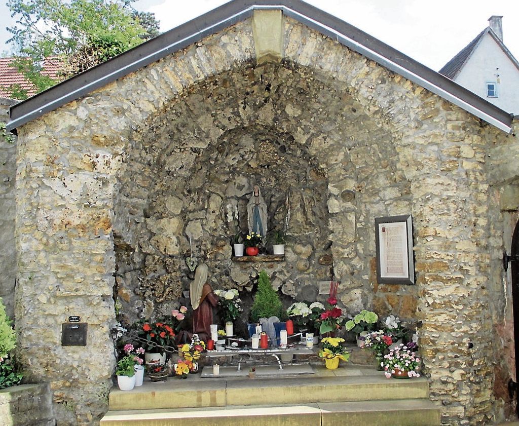 HOFEN:  Besonderer Bet- und Wallfahrtsort an der St. Barbara-Kirche: Lourdes-Grotte wird 130 Jahre alt
