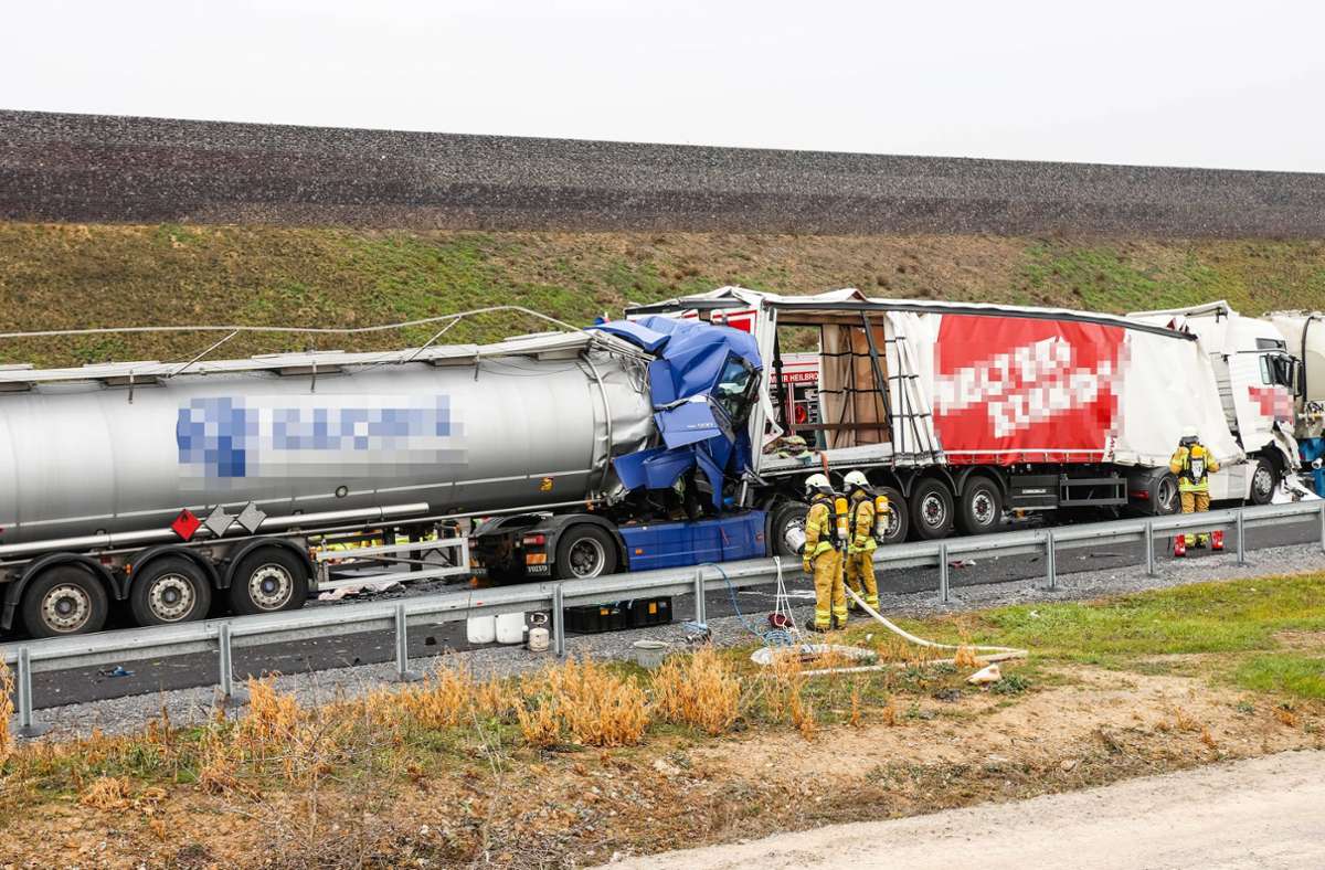 Tödlicher Unfall  bei Bad Rappenau: Lkw-Fahrer stirbt bei Auffahrunfall - Vollsperrung auf A6