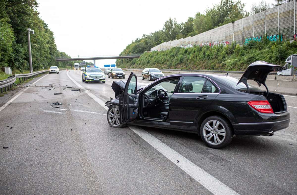 Bei einem Unfall auf der A8 nahe Stuttgart-Vaihingen ist ein 36-jähriger Mercedesfahrer leicht verletzt worden.
