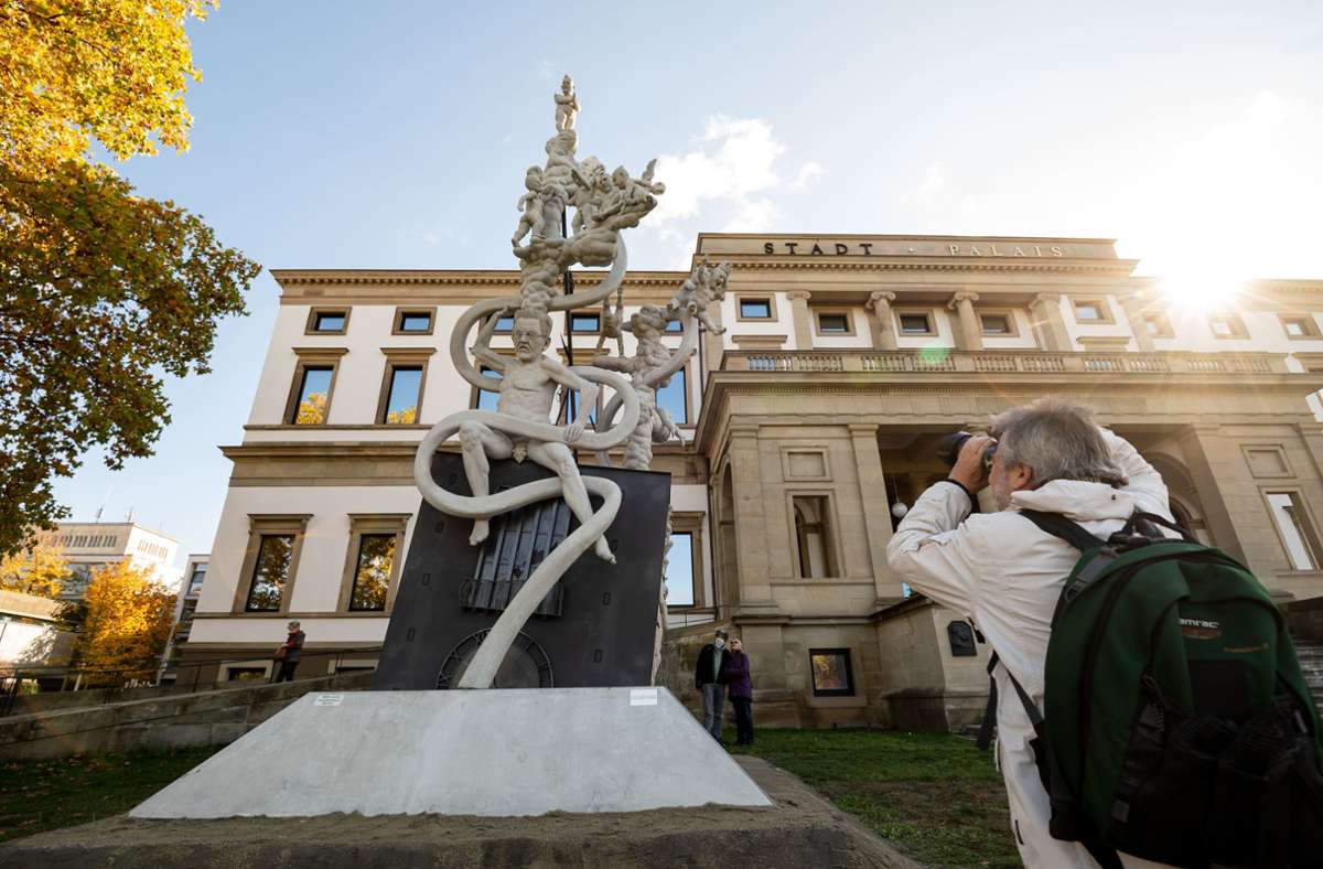 Denkmal zu Stuttgart 21: S-21-Skulptur vor dem Stadtpalais aufgebaut