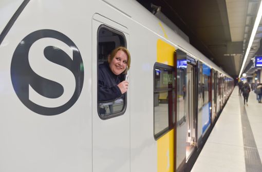Andrea McTaggart im Führerstand einer S-Bahn in Stuttgart. Sie ermutigt Frauen, Lokführerinnen zu werden. Foto: Lichtgut/Max Kovalenko