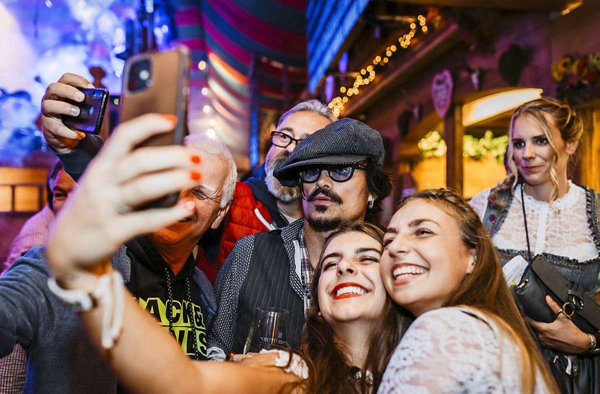 Depp-Double  Patrick Schramm wird von Selfie-Fans gejagt.