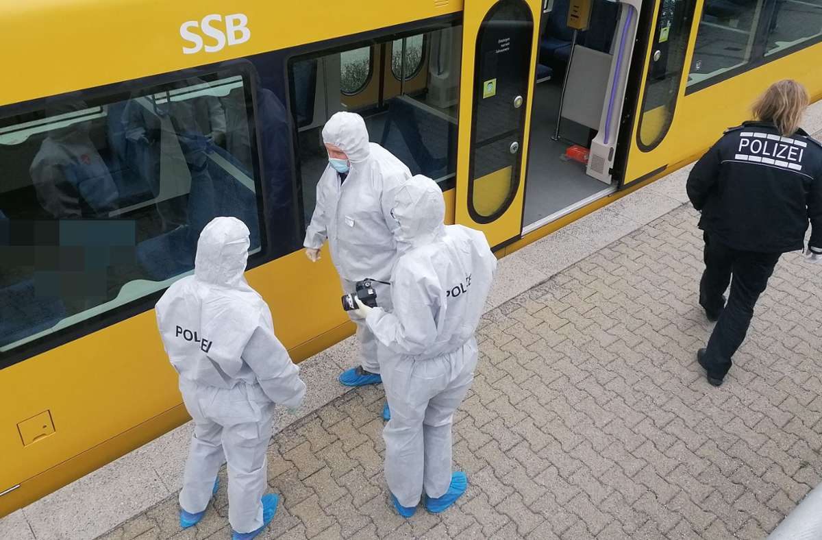 Polizeieinsatz in Stuttgarter Stadtbahn: Frau sticht auf Mitfahrerin ein  – Fahrgäste eilen Opfer zu Hilfe