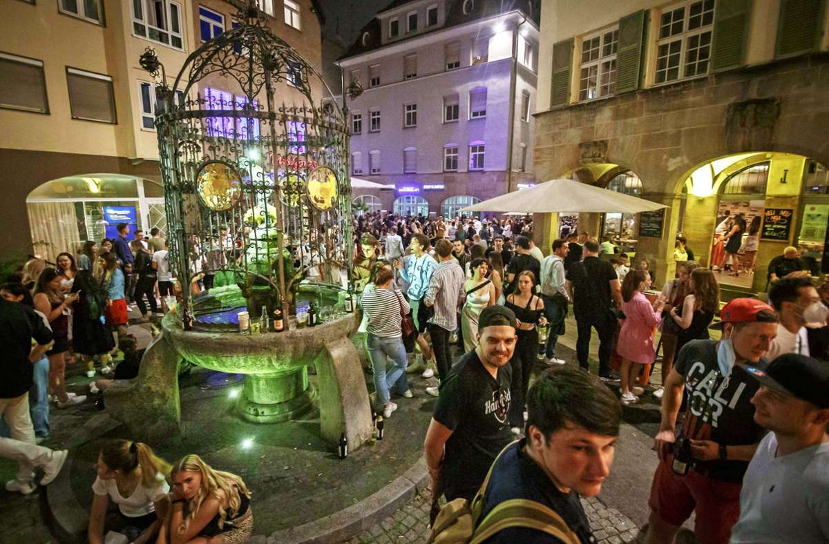 Sommer in der City: der Hans-im-Glück-Brunnen als Partytreff Foto: Lichtgut/Julian Rettig